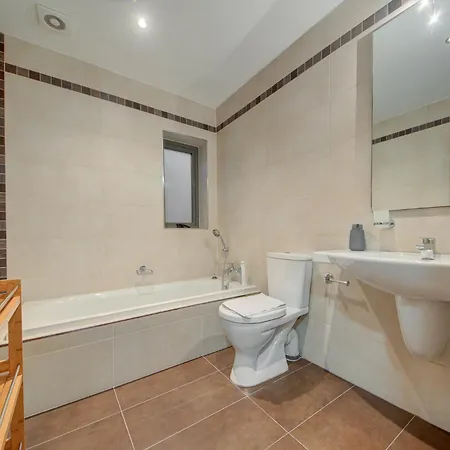 A Lovely 2br With A Private Balcony By 360 Estates 度假居